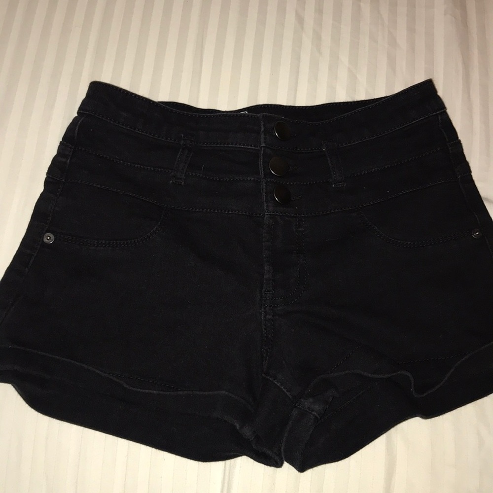 Adorable short shorts 🤤
